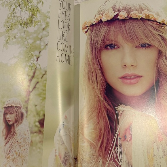Taylor Swift Red Tour Photoshoot Book RARE - Picture 3 of 4